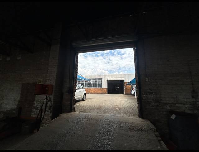1,508M² WAREHOUSE TO LET IN NEWLANDS
